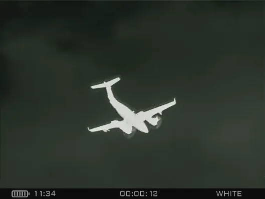 Самолет, заснет с термокамера със 75 мм обектив